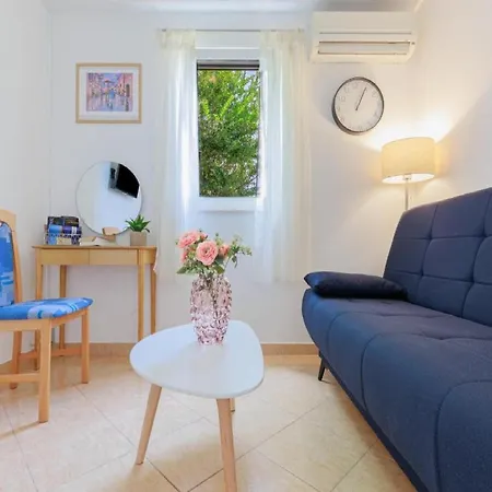 - Comfort One Bedroom G6 Apartment Lumbarda